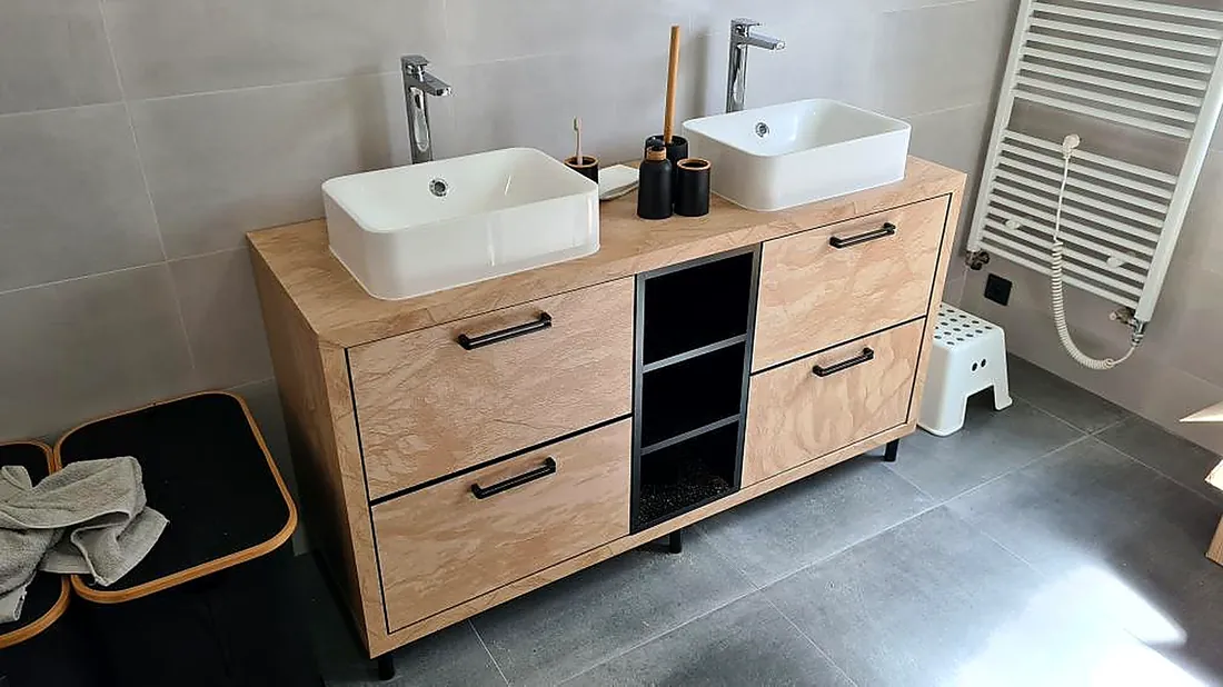 Koupelnová skříňka s dvojitým umyvadlem