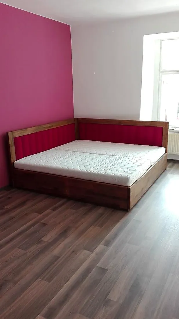 Rohová postel s čalouněným čelem