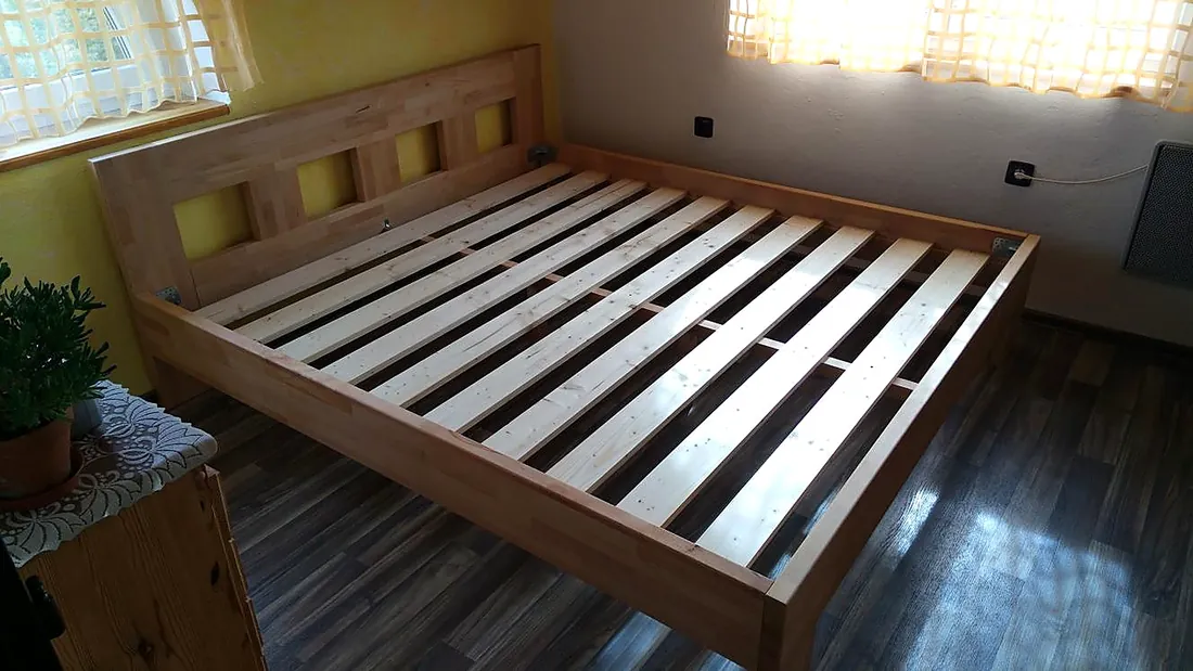 Postel z masivu s prolamovaným čelem