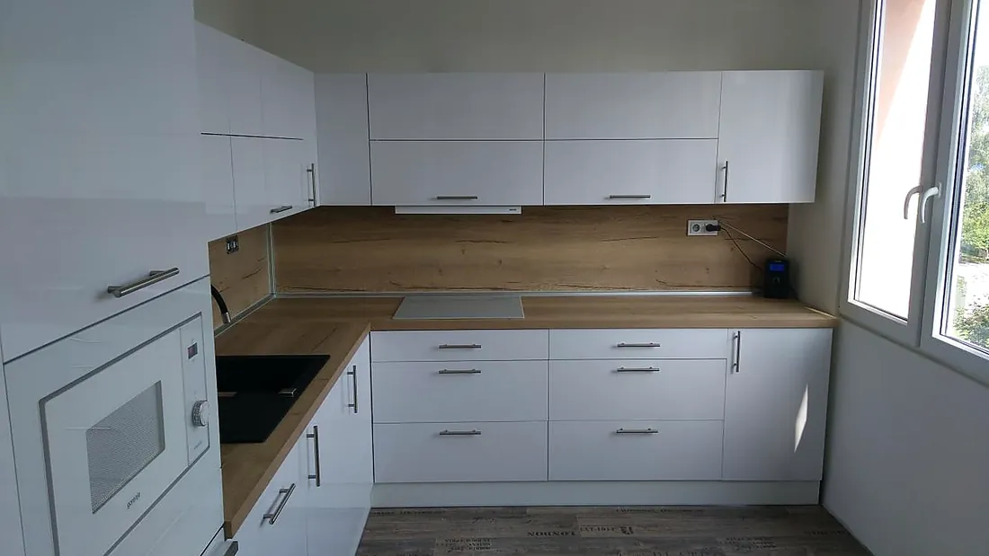 Kuchyň — bílý lesk a dubová deska