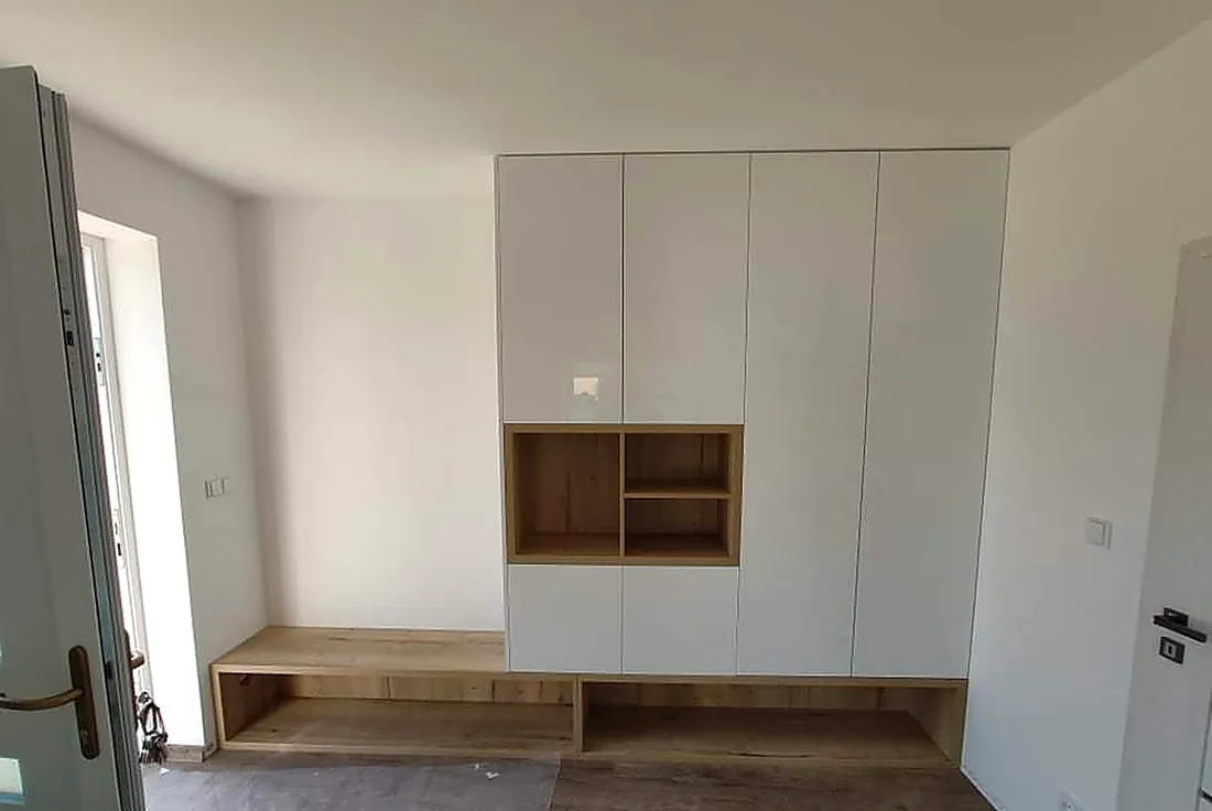 Zádveří — bílá skříň s dubovou lavicí