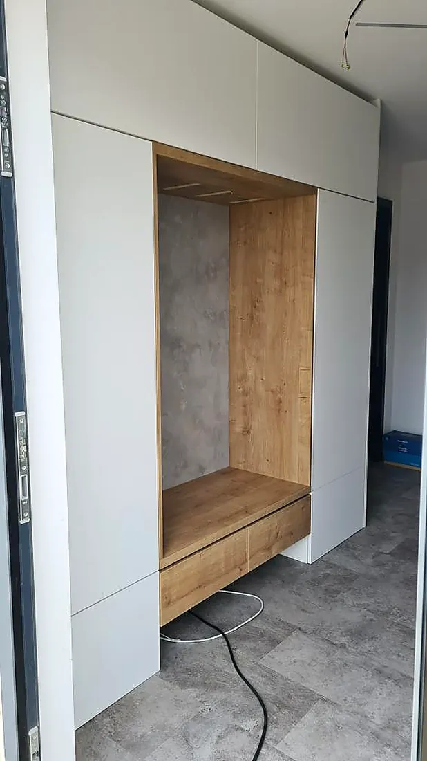 Vestavěná skříň s dubovou nikou
