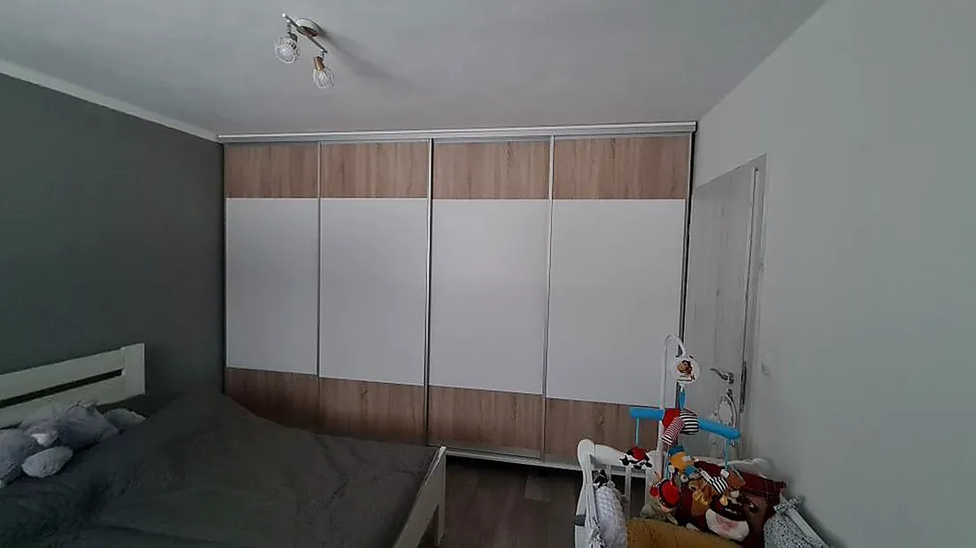 Vestavěná skříň do ložnice — posuvné dveře bílá a dub